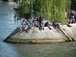  badauds prenant le soleil au bord de la Seine